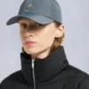Cappellino con logo a mezzaluna