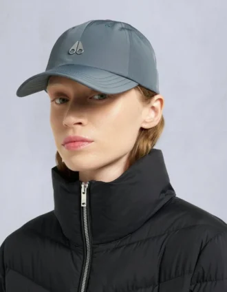 Cappellino con logo a mezzaluna