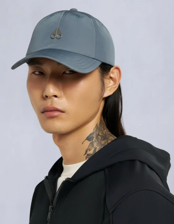 Cappellino con logo a mezzaluna