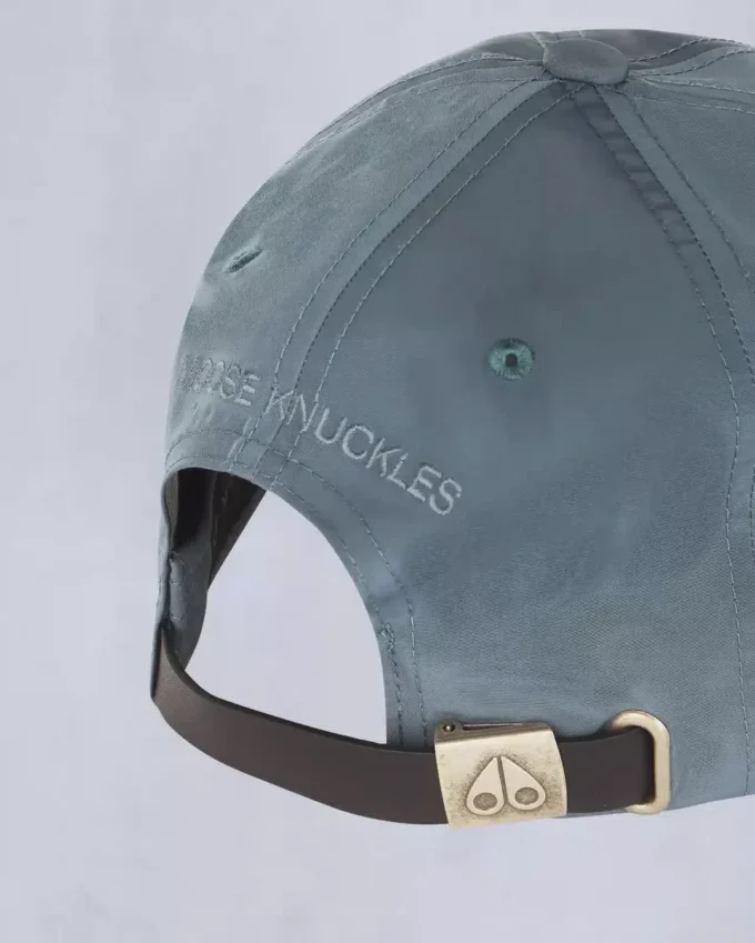 Cappellino con logo a mezzaluna